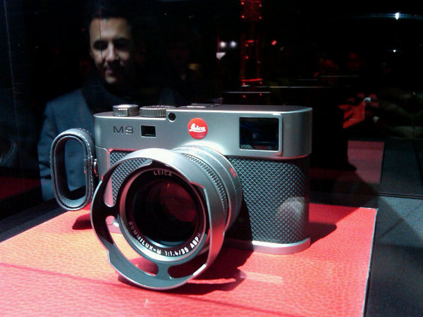 Leica D-Lux 2 Compact Camera Silver with hard case. Looks and